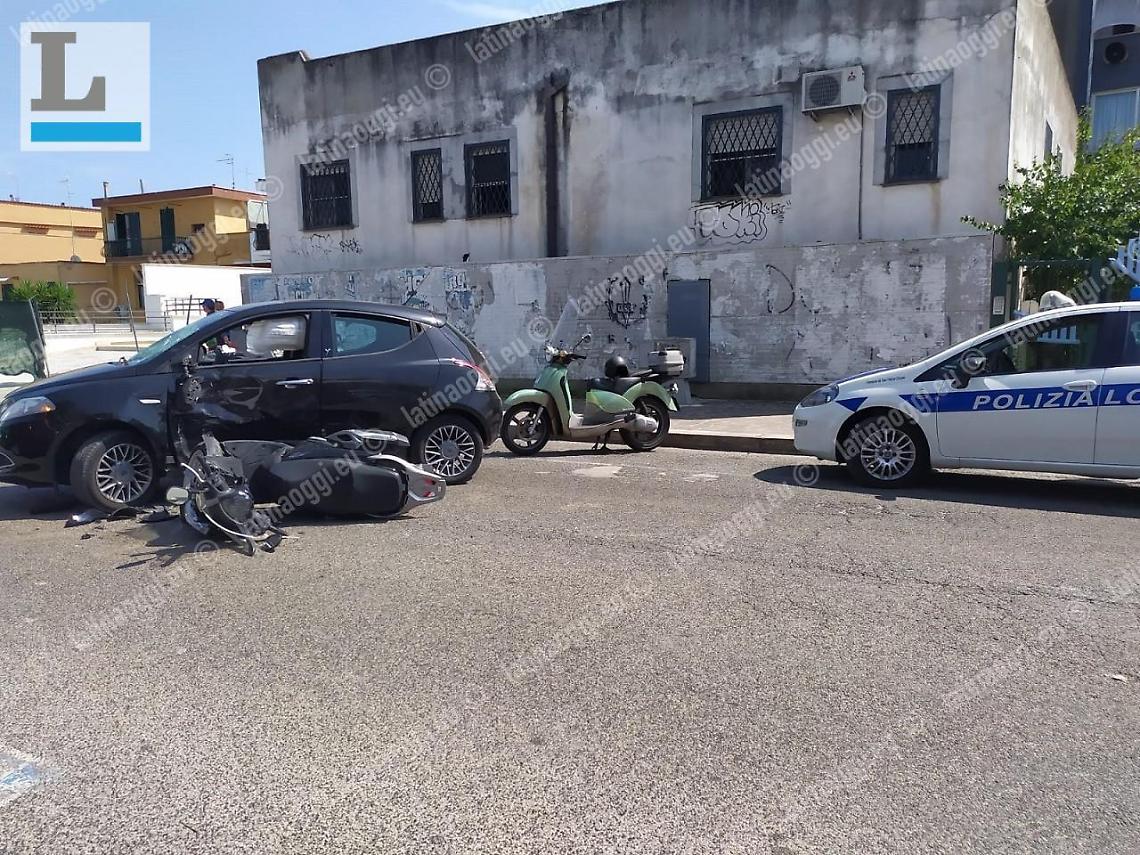 Incidente tra auto e scooter: un giovane ferito gravemente