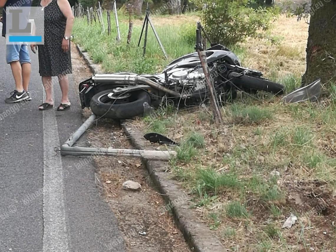 Perde il controllo della moto e finisce fuori strada: ferito un 40enne