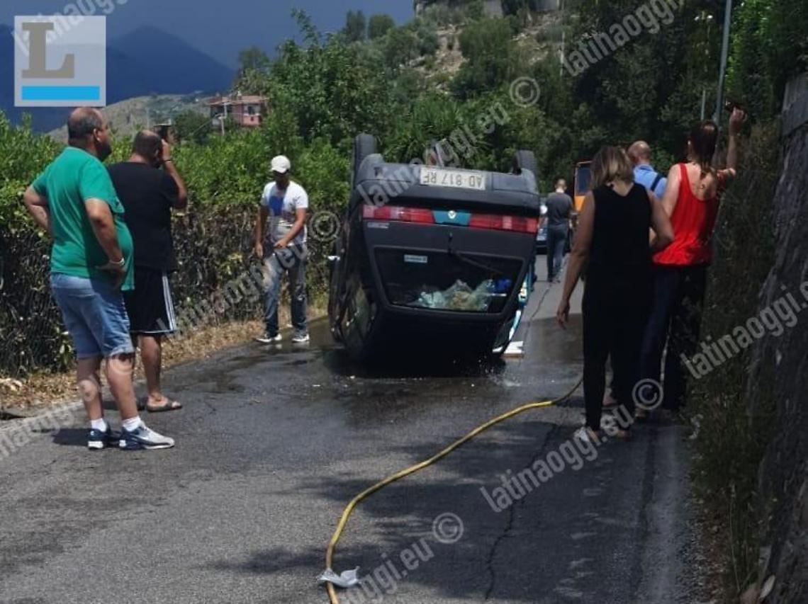 Si ribalta con la propria auto, paura per una donna di 75 anni