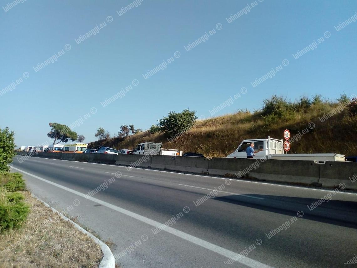 Incidente sulla Pontina, coinvolti un camion e quattro auto