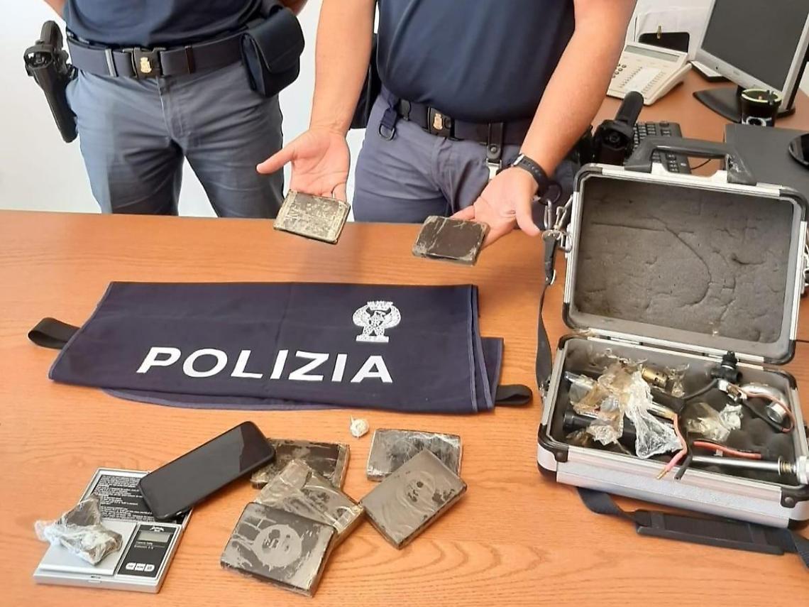 Sorpreso con un chilo di hashish in casa: arrestato un 18enne