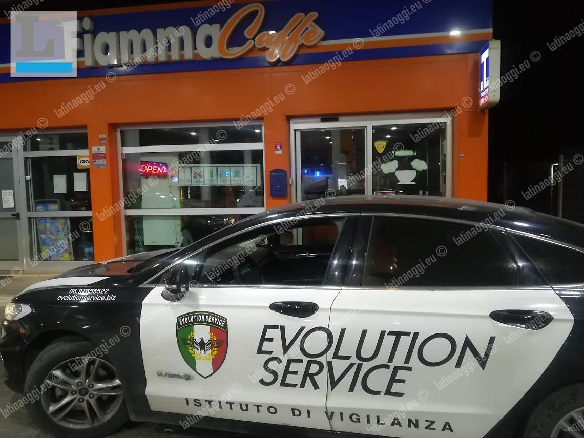 Tentato furto alla stazione di servizio: banda del buco messa in fuga