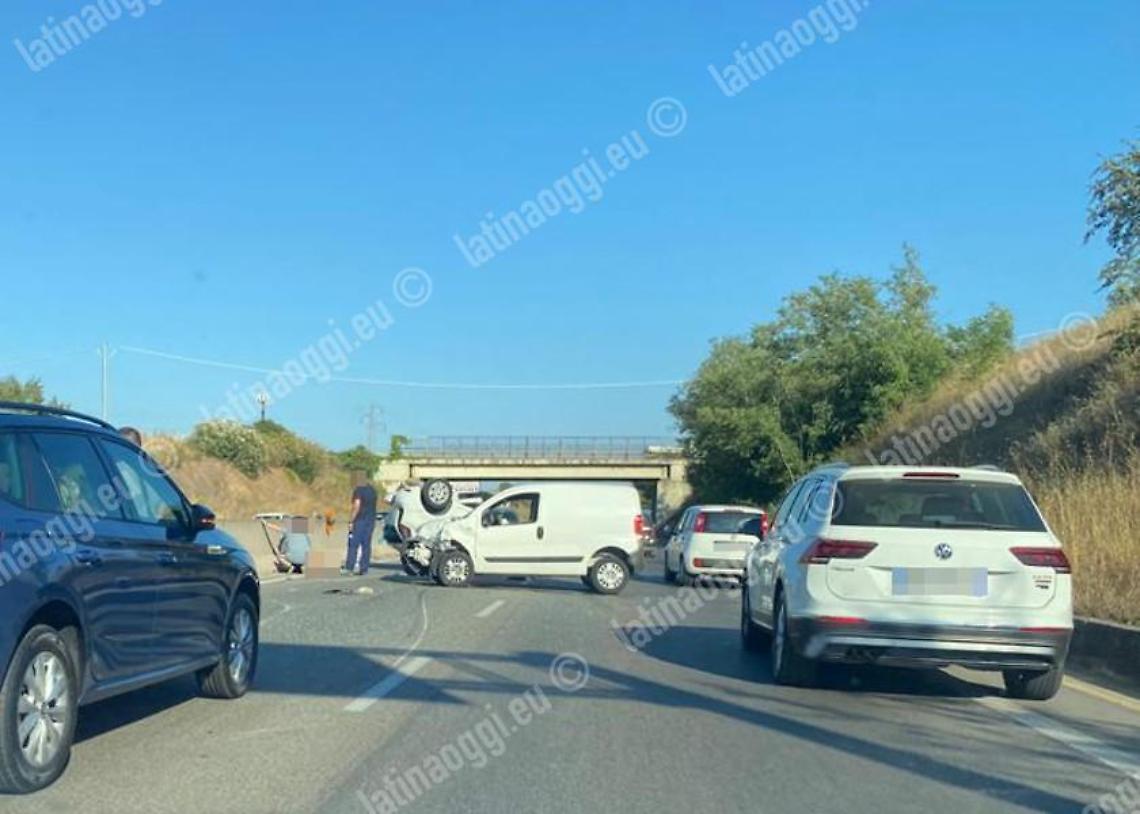Incidente sulla Pontina, auto si ribalta dopo lo scontro con un furgone