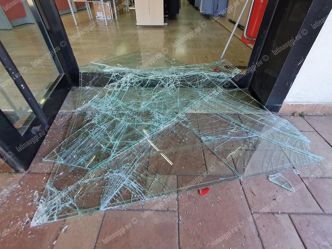 Furto nella boutique, ladri fuggono con un ingente bottino
