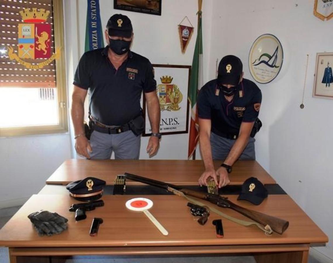 Schiamazzi sotto casa, 50enne minaccia un gruppo di giovani con la pistola
