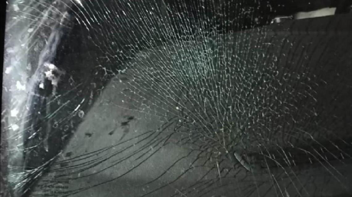 Furia contro un'auto nella notte, aggressione a due giovani