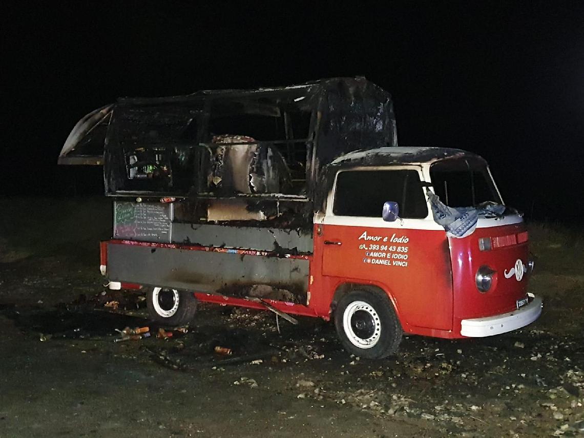 Furgone a fuoco, non poteva stare l&igrave; di notte