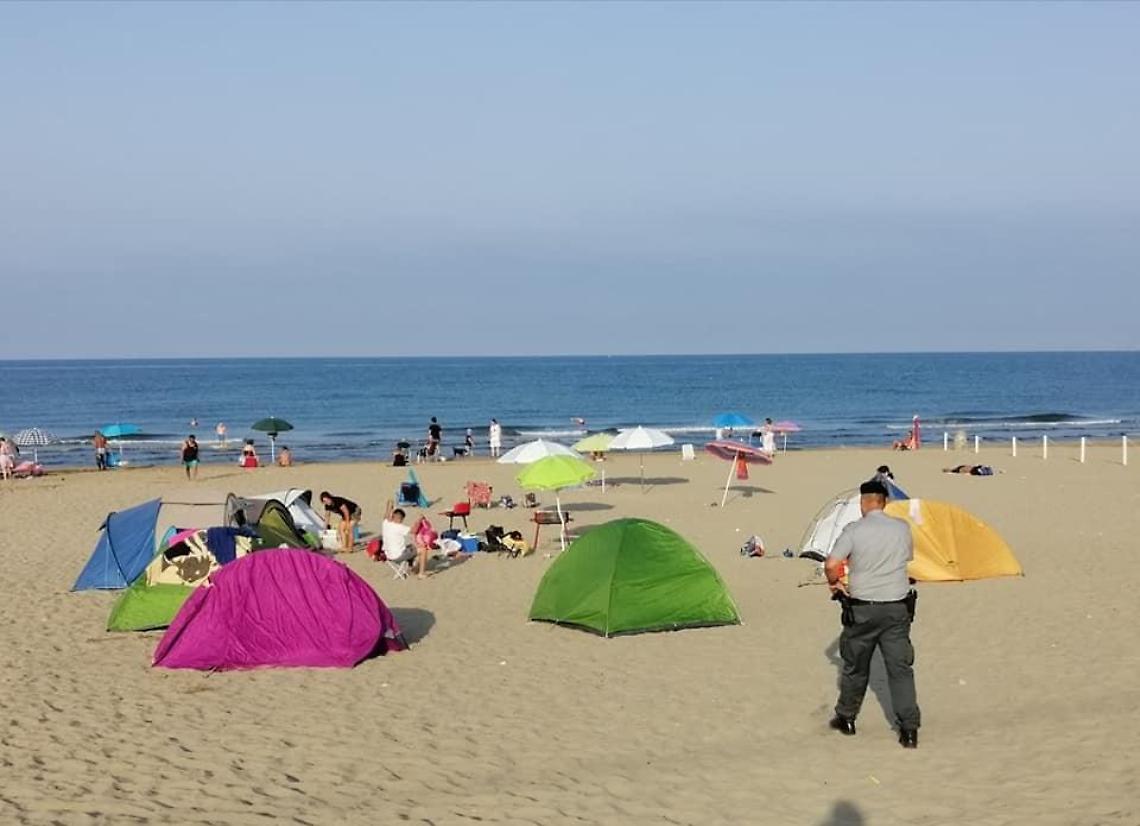 Multe e sequestri in spiaggia