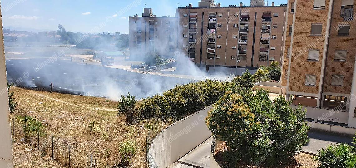 Latina,incendio di sterpaglie tra viale Nervi e la Pontina