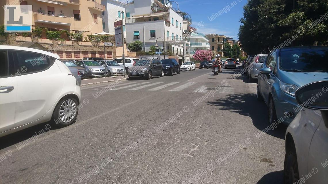 Attraversa la strada sulle strisce e viene investita da una moto, 13enne ferita