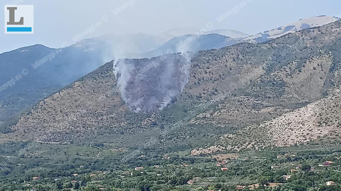 Riparte la stagione degli incendi sui Lepini: in corso un pericoloso rogo