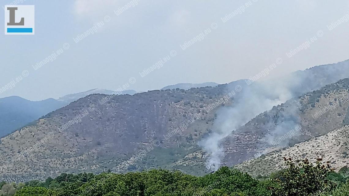 Fiamme su Valle Grande: l'incendio divora ettari di macchia mediterranea