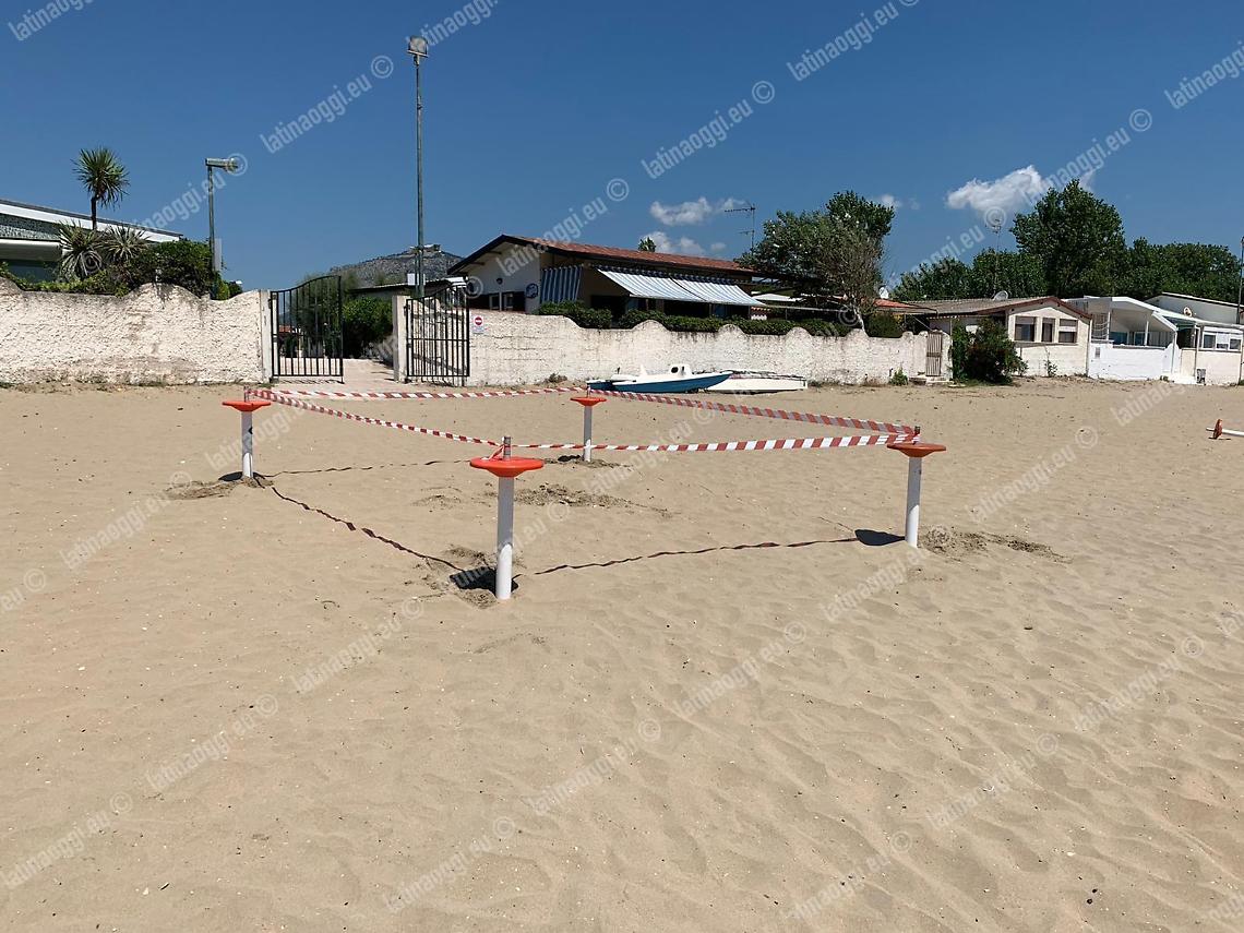 Calcinacci sotto la sabbia, ferito un bimbo: la mamma sporge denuncia