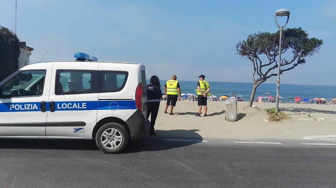 Sulle spiagge arrivano gli steward. E un rom torna a casa... a piedi: furgone sequestrato