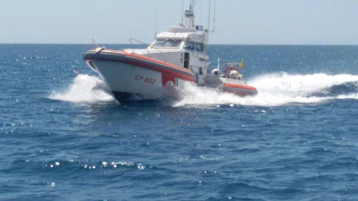 Ferito ad un braccio mentre era al largo. Salvato dalla guardia costiera