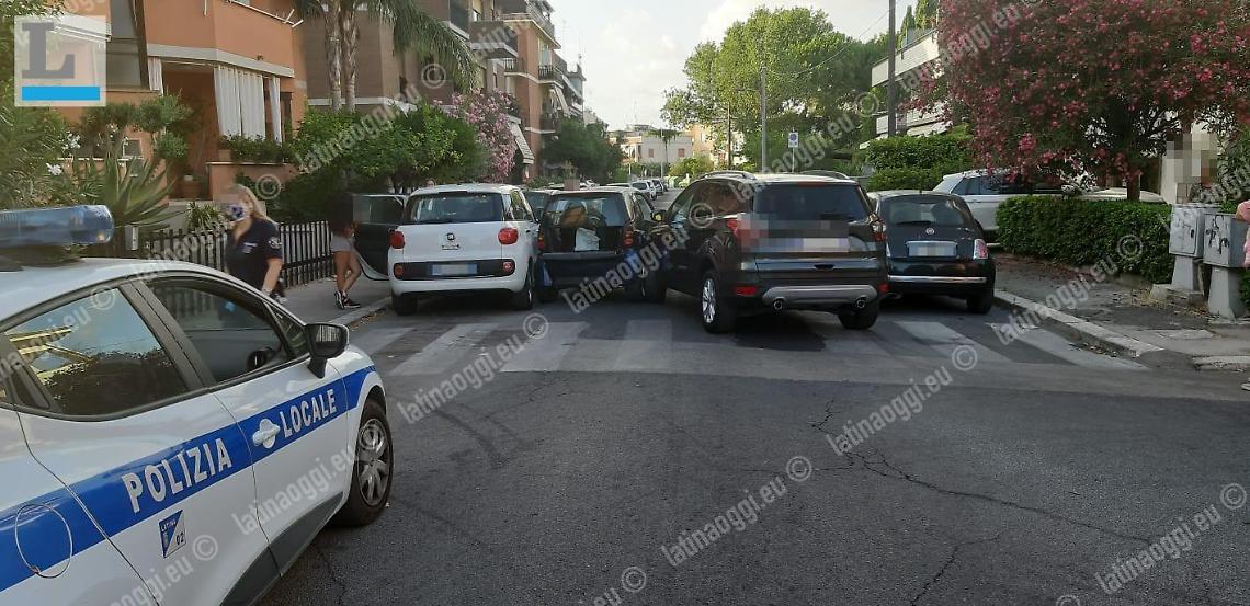 Incidente in pieno centro: coinvolte tre auto. Smart schiacciata tra un suv e una 500L