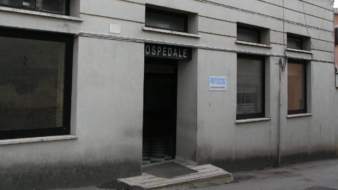 «Migranti nell'ex ospedale», ma è una fake news. Il sindaco smentisce tutto