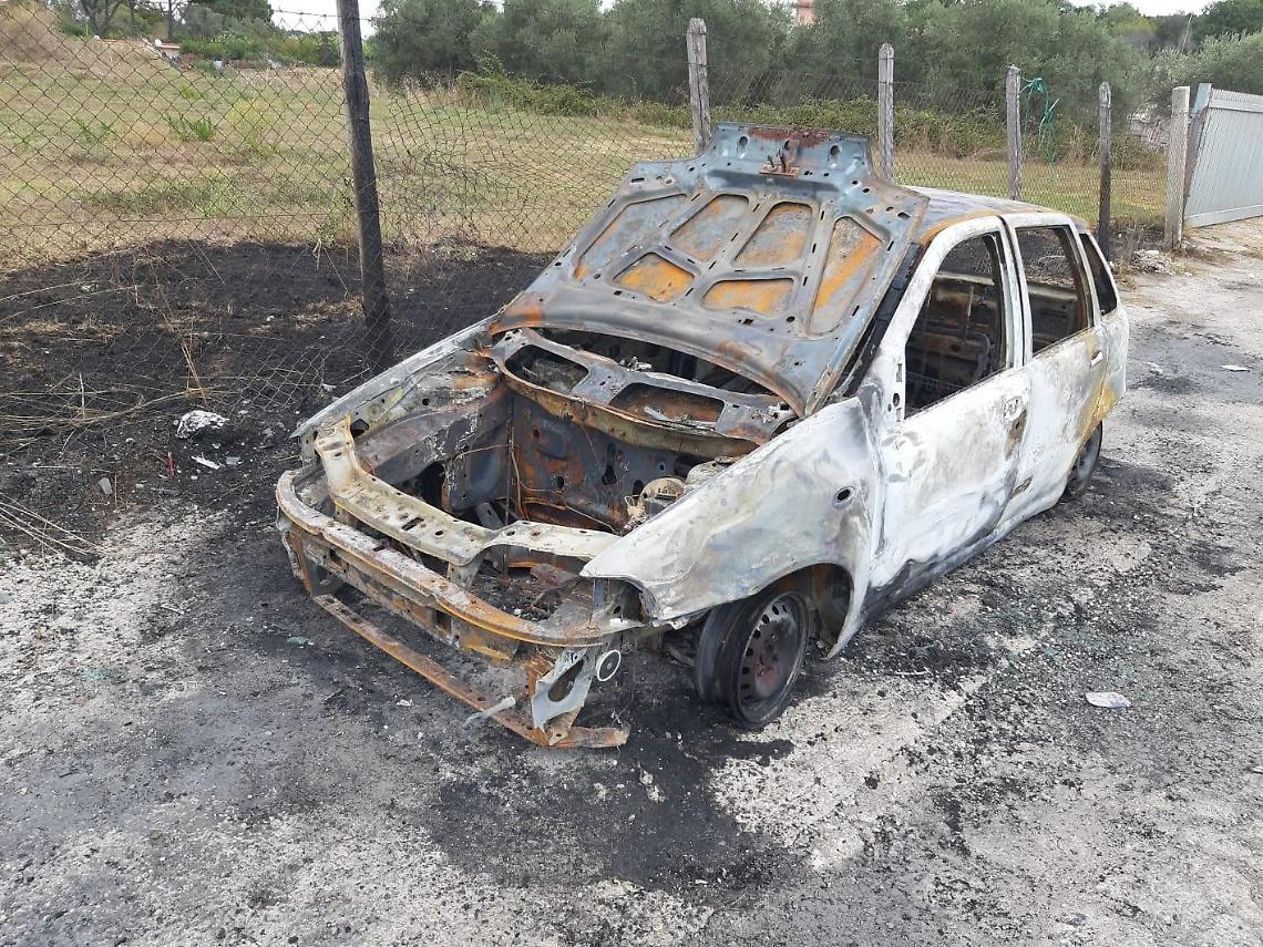 Auto in fiamme: incendio sul ciglio della strada. La macchina non ha il motore