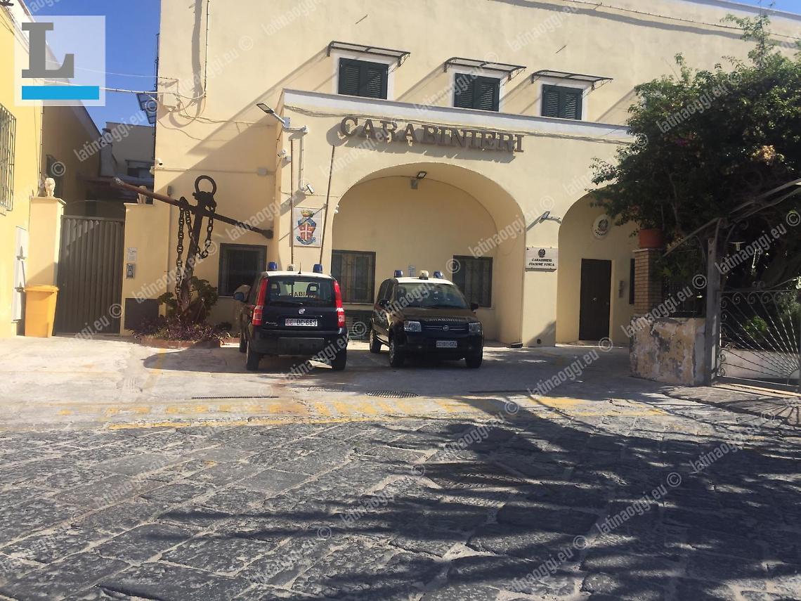 Tragedia a Ponza, un ragazzo di 25 anni cade da una balaustra: morto sul colpo