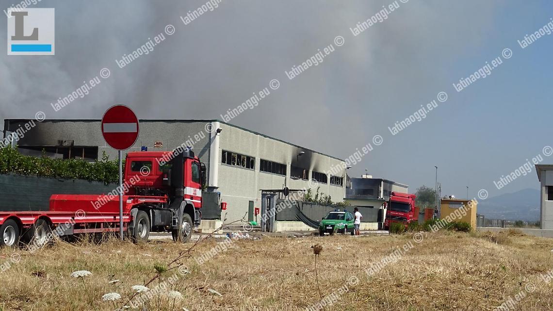 Azione: "Incendio di rifiuti alla Loas, la magistratura intervenga celermente"