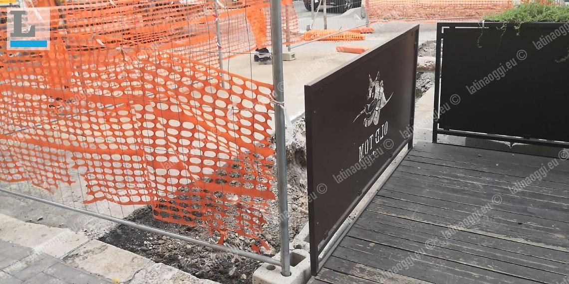 Zona pub  verso l'isola pedonale: l'installazione dei dissuasori a scomparsa