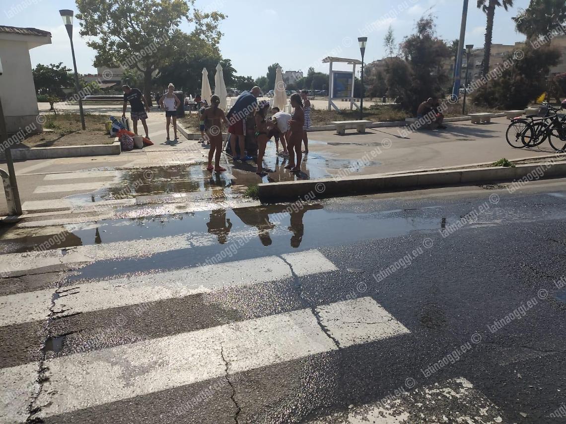 La fontanella inonda la strada, una donna cade e si ferisce