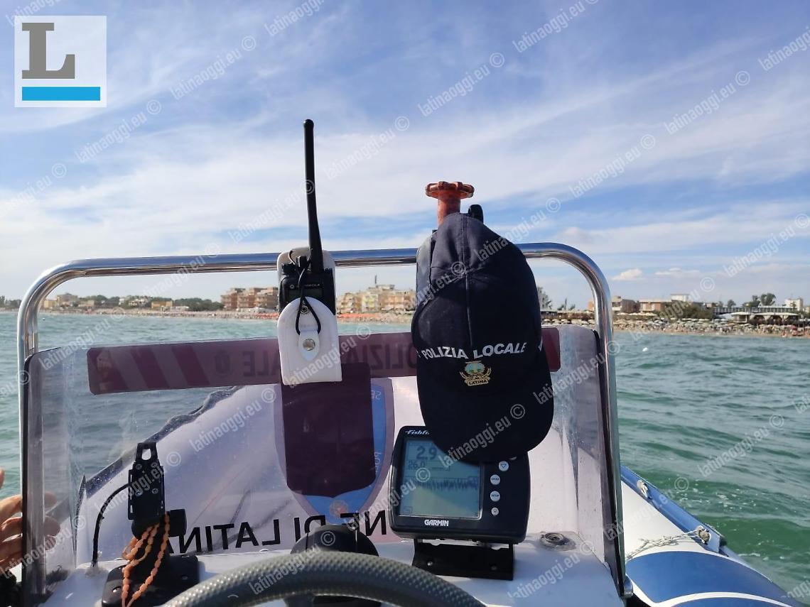 Si spezza la vela dell'imbarcazione, donna soccorsa in mare