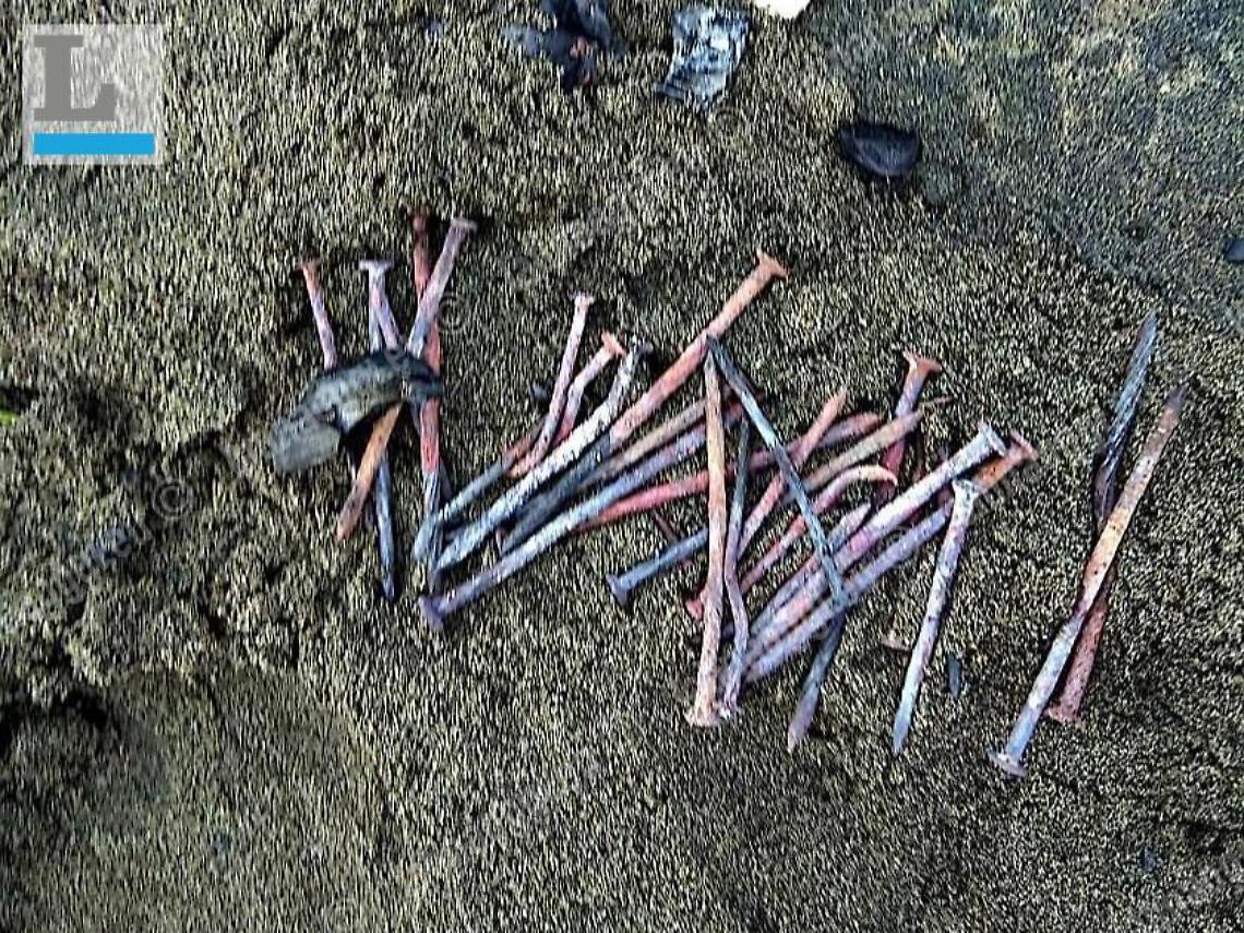 Falò in spiaggia: dopo il divertimento restano i chiodi in spiaggia