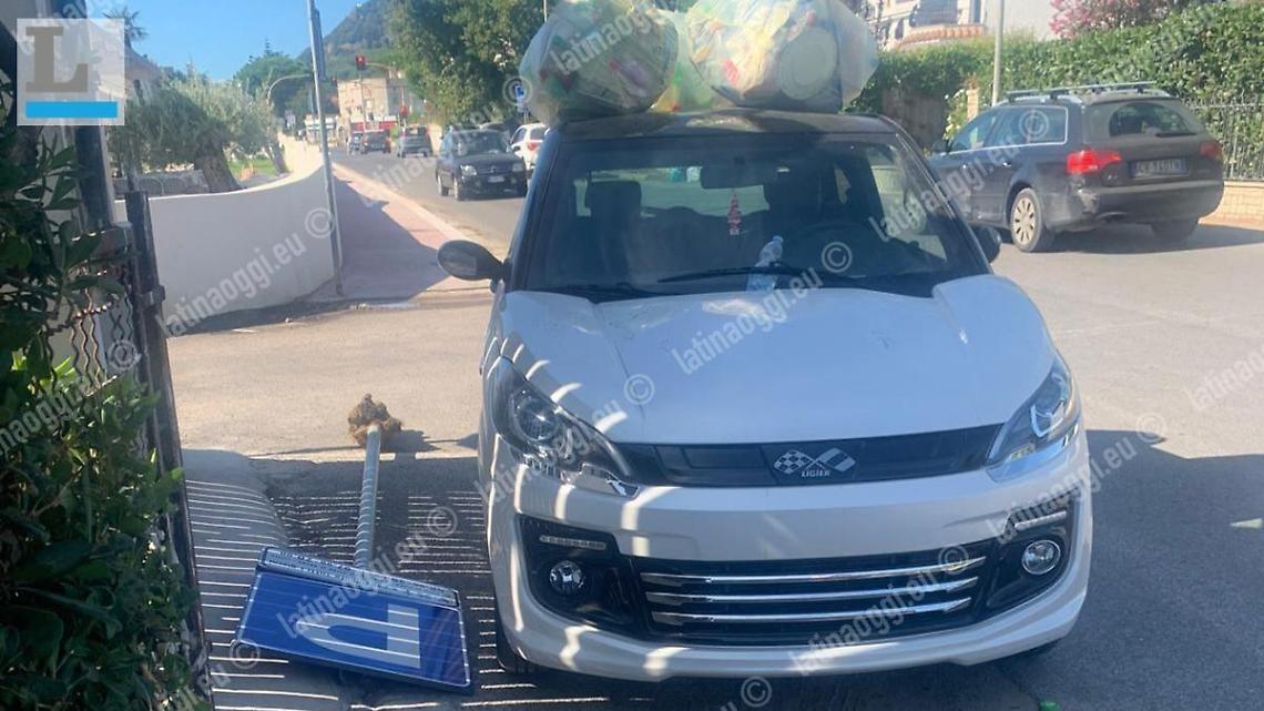 Vandalismo in città: sacchi di spazzatura sulle automobili
