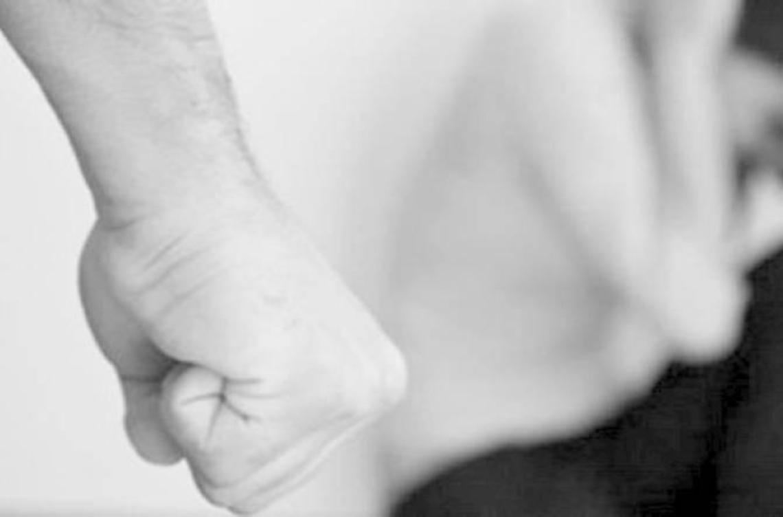 Minaccia di tagliare la gola alla compagna e la sbatte contro il muro: arrestato