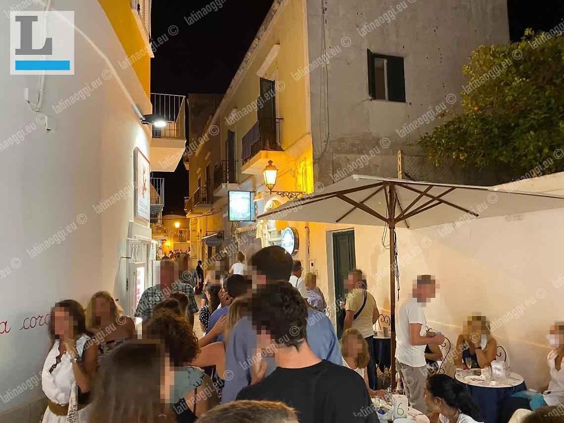 Coronavirus, movida e uso delle mascherine: ci saranno maggiori controlli