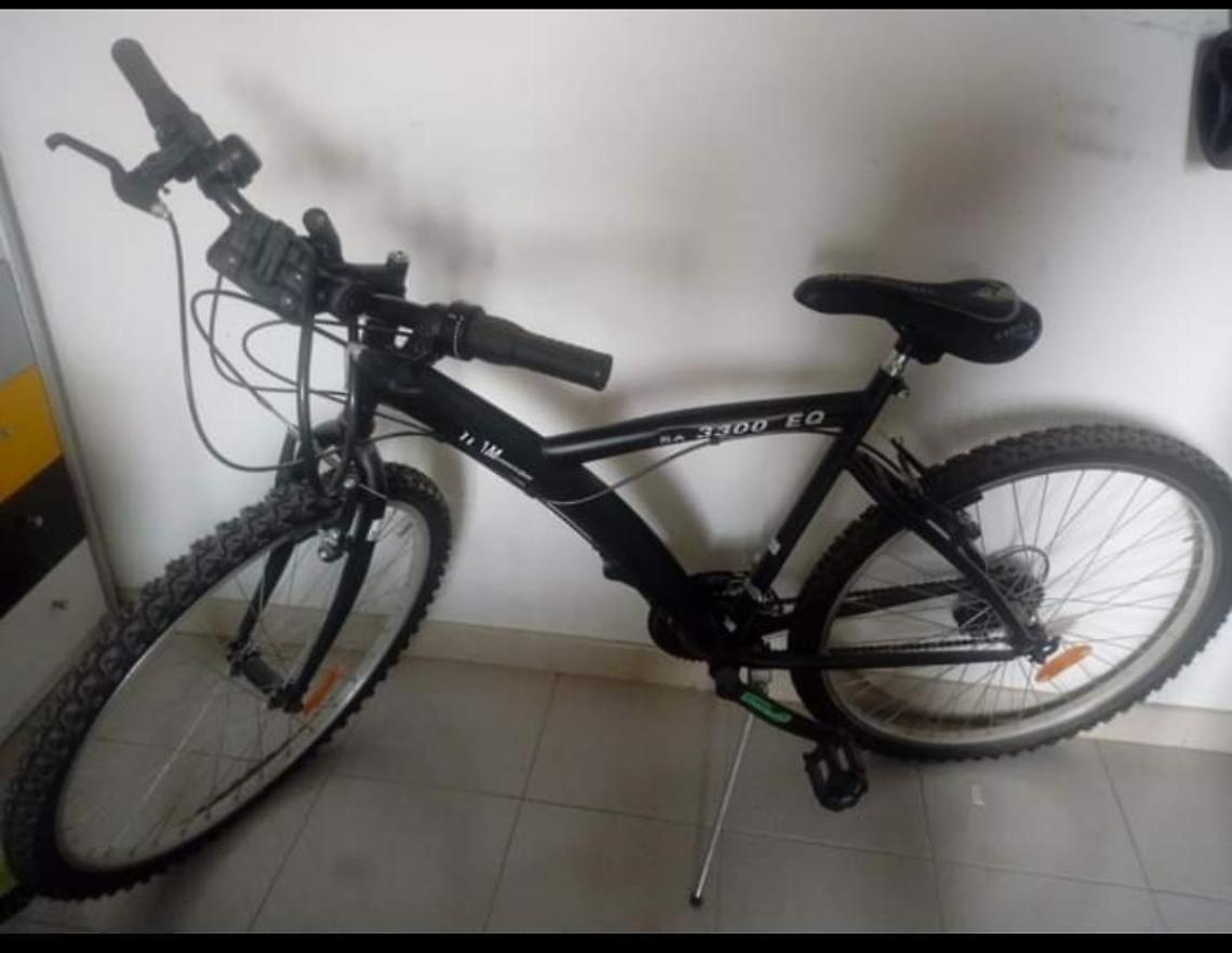 Ottiene la bicicletta come premio per la bella pagella, ma gliela rubano. Appello per ritrovarla
