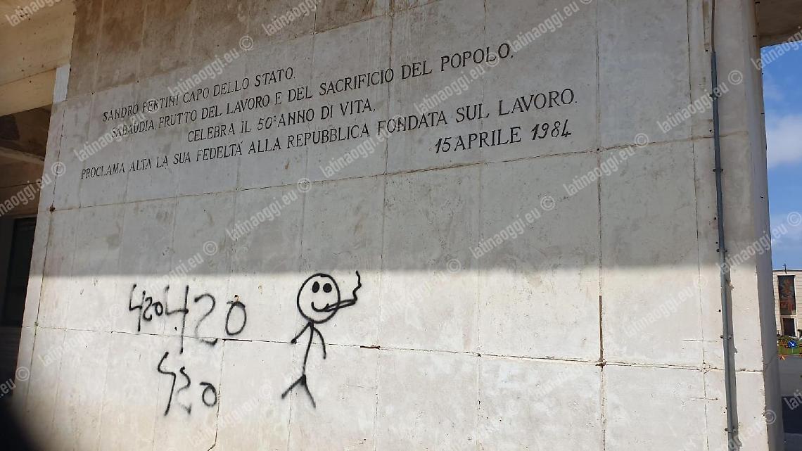 Centro storico imbrattato dai vandali, nel mirino anche i locali