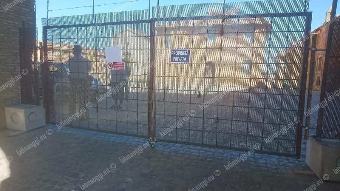 Nuova ordinanza per rimuovere il cancello del Borgo di Pratica di Mare