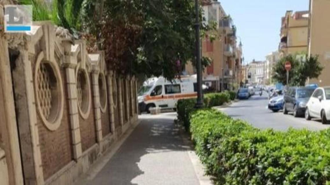 Entra in acqua e si sente male: anziano morto al mare. Inutili i soccorsi