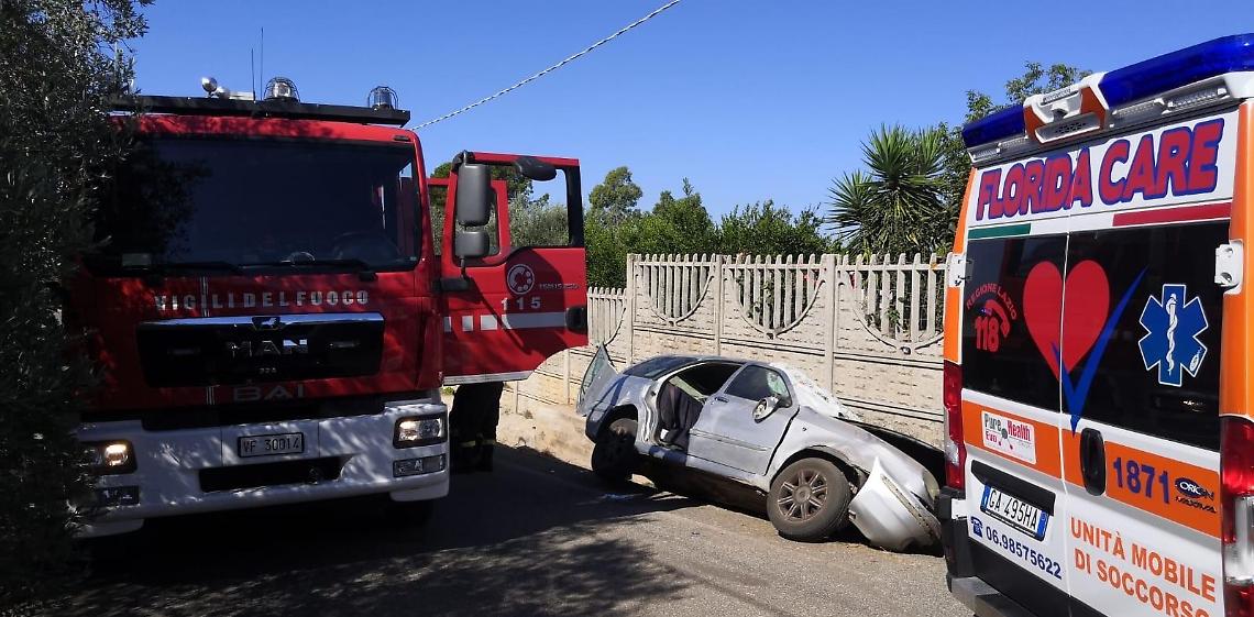 Accusa un malore in auto e finisce fuori strada in periferia, ferito un uomo