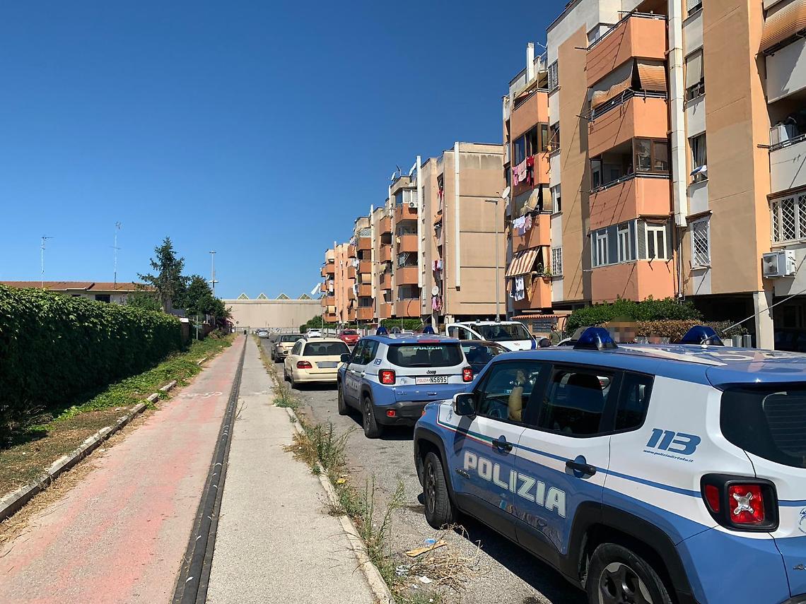 Bambino travolto da tre grossi vasi mentre gioca in strada: corsa in ospedale