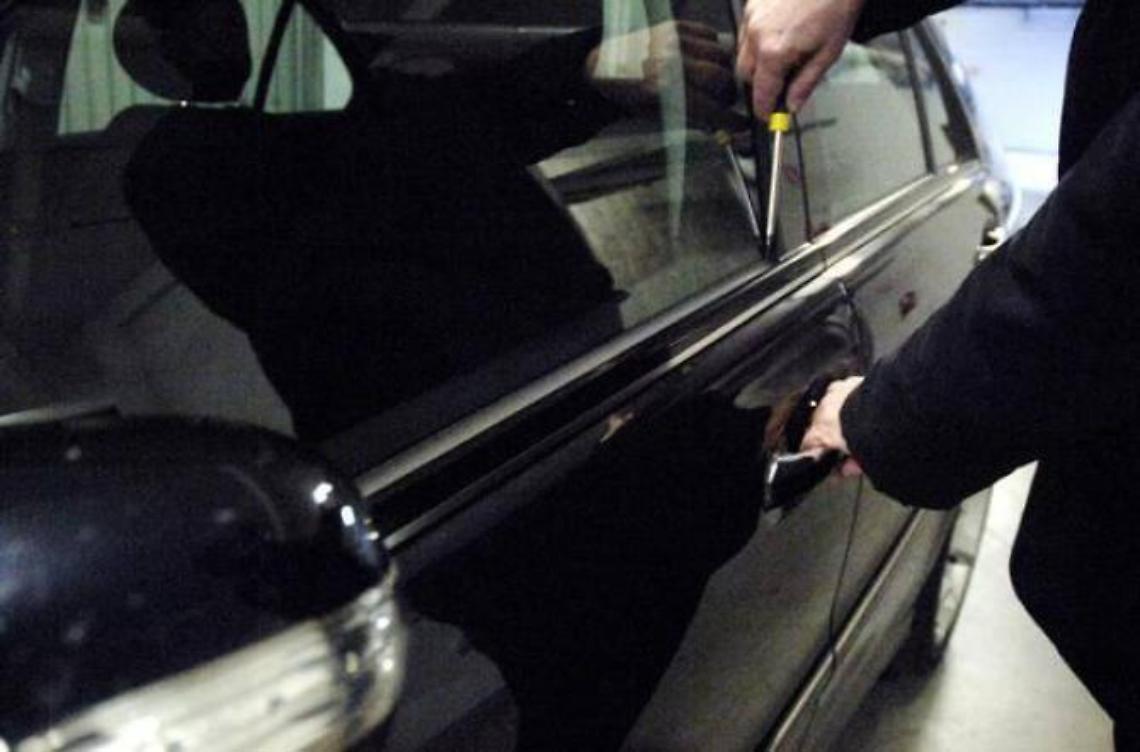 Ladri scatenati in centro, rubato il suv di un imprenditore parcheggiato in strada