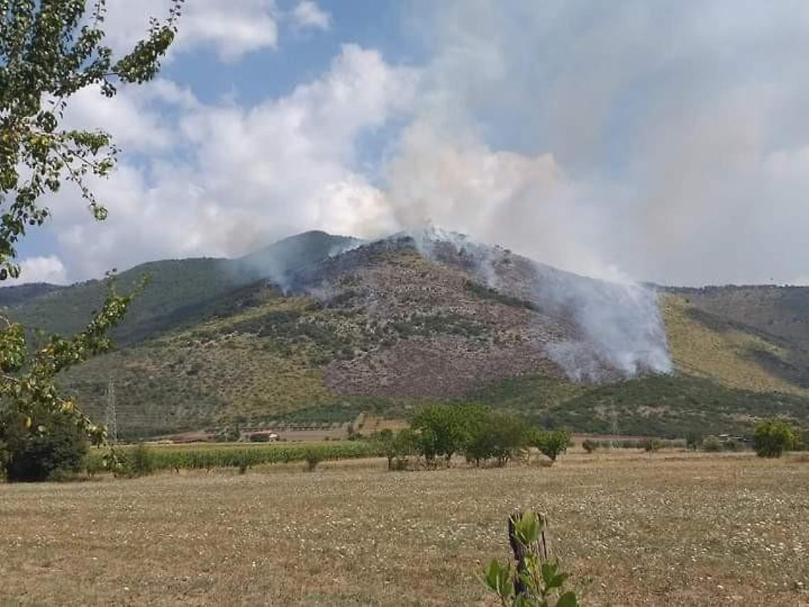 I Lepini vanno a fuoco: nuovo vasto incendio in montagna. Mobilitati i mezzi aerei