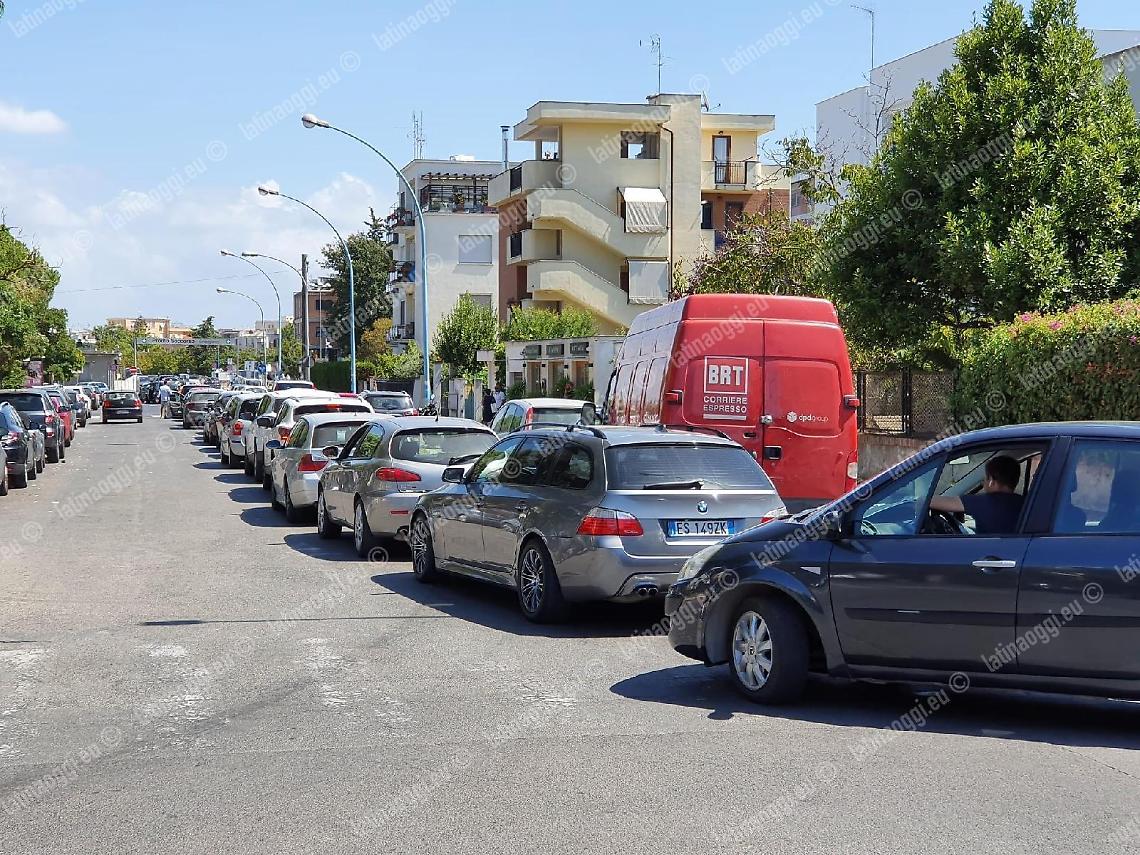 Coronavirus, turisti e residenti in coda per i tamponi