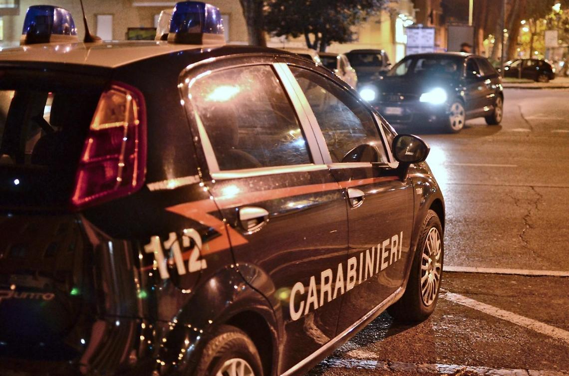 Due ragazzi minacciati e rapinati degli smartphone da una coppia di stranieri