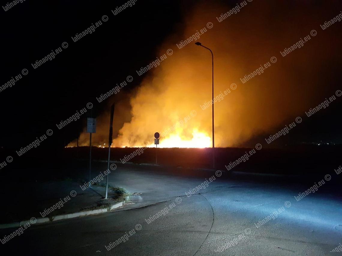 Ancora fiamme ad Aprilia, a fuoco un terreno vicino a una vetreria