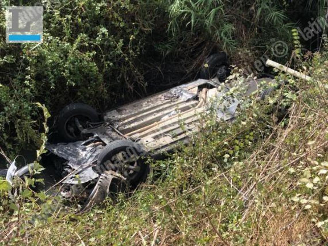 Sbanda e finisce con l'auto fuori strada, salvato da due braccianti