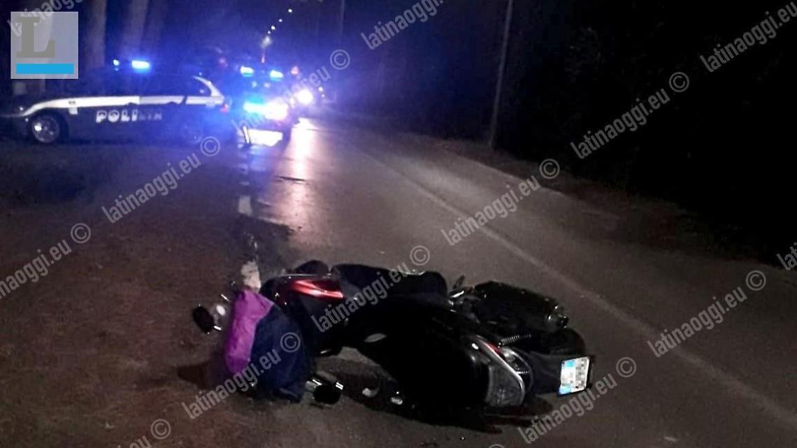 Incidente per l'asfalto rovinato dalle radici, cade in scooter e si ferisce