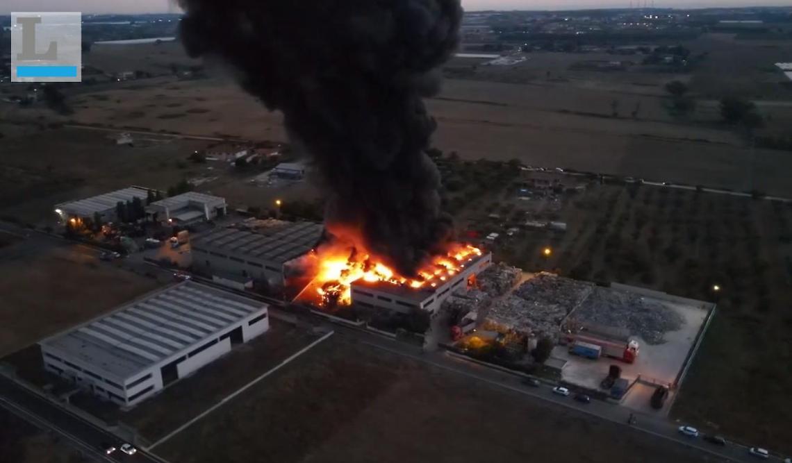 Sassi nella notte contro la vigilanza alla Loas
