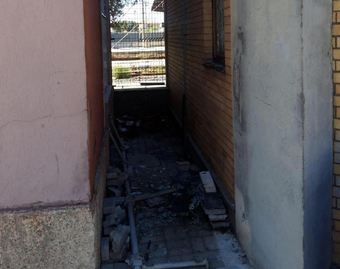 Bagni chiusi allo scalo, latrine a cielo aperto