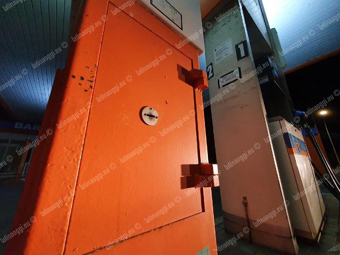 Ladri con le chiavi Svuotati nella notte i self service di due distributori