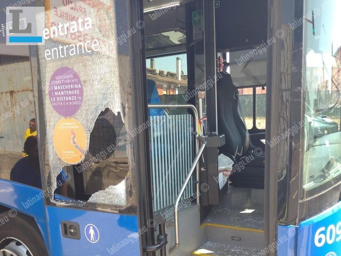 Vuole salire sul bus senza biglietto: sfonda il vetro della porta e fugge