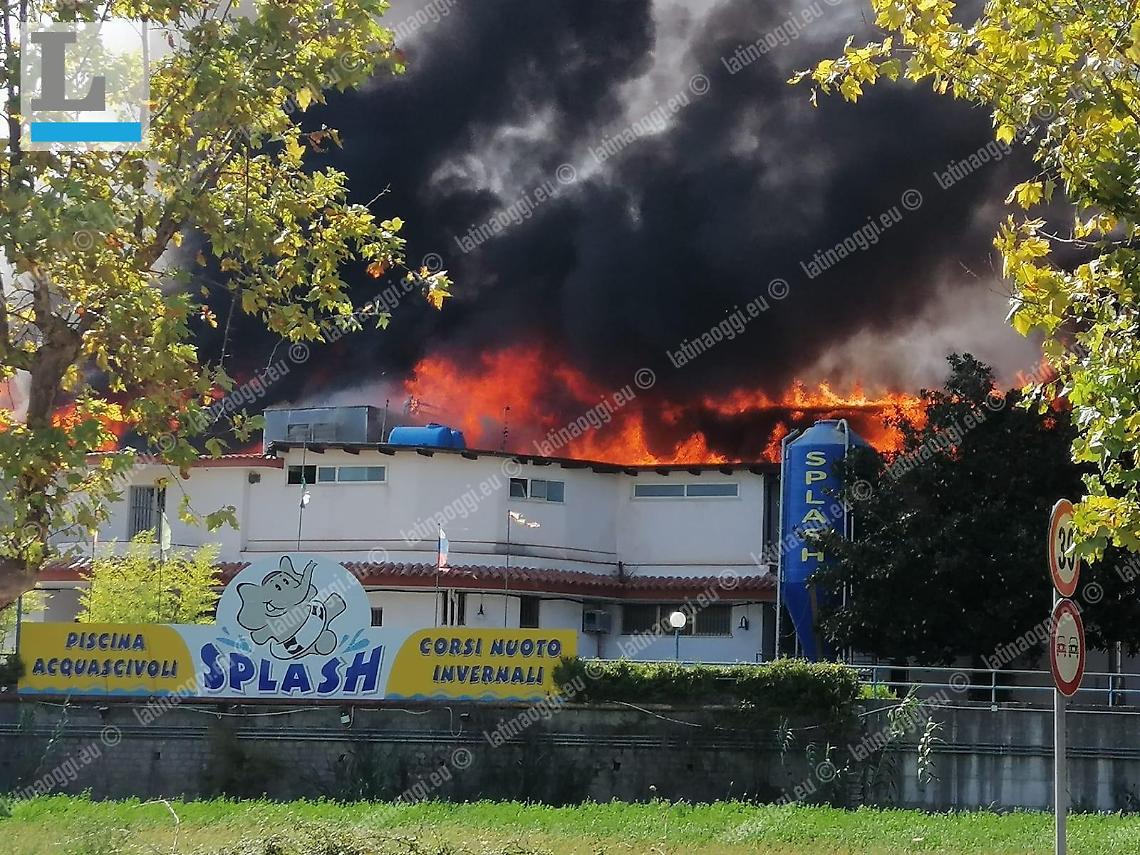 Paura a Spigno Saturnia: vasto incendio allo «Splash». Nube nerissima in cielo