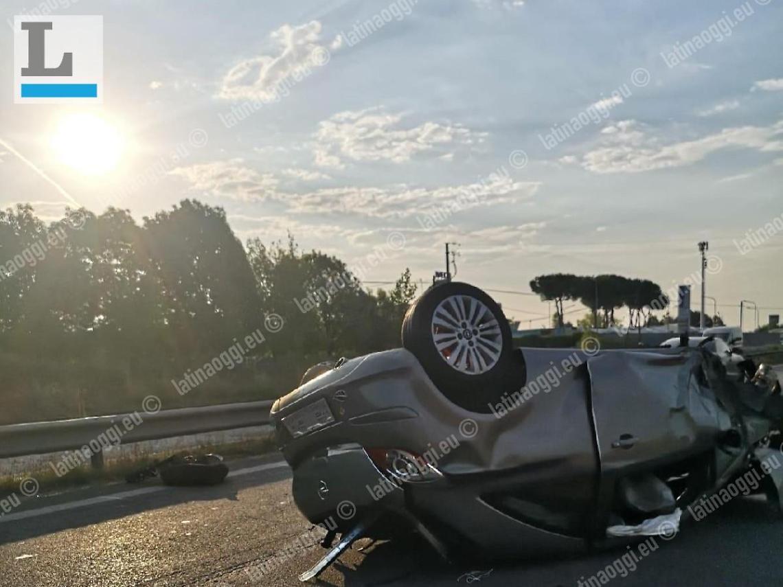 Scontro tra due auto sulla Pontina, una vettura si ribalta